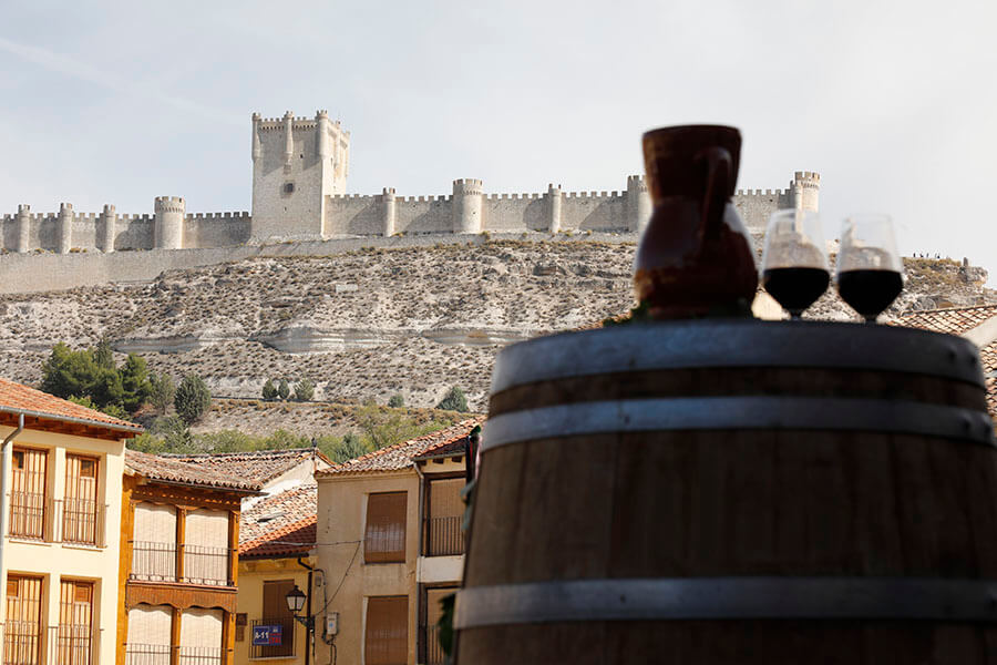 Dos copas de vino con el Castillo de Peñafiel al fondo